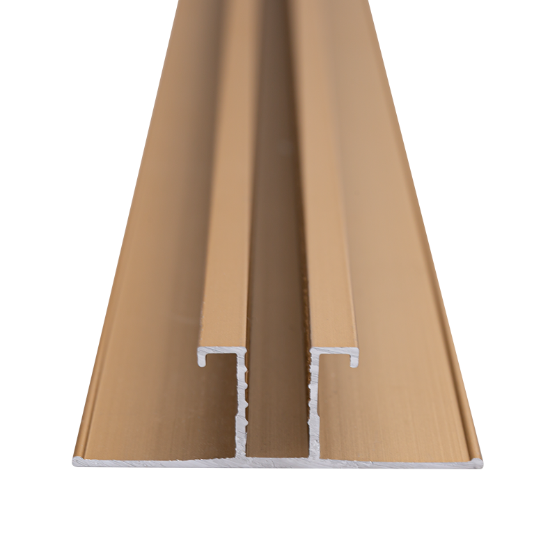 Aluminiowe listwy dekoracyjne o gładkiej powierzchni i jednolitym kolorze upiększają ścianę